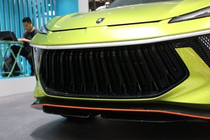 2021上海车展探馆丨东风风行T5 EVO雷霆版实拍 全新车漆配色 外观更激进