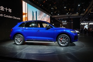 2021上海车展丨 换装“箭形”大灯 造型更精致 新款奥迪Q5L亮相