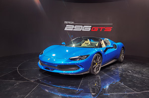 采用中后置布局,零百加速仅需2.9秒!实拍法拉利296 GTS