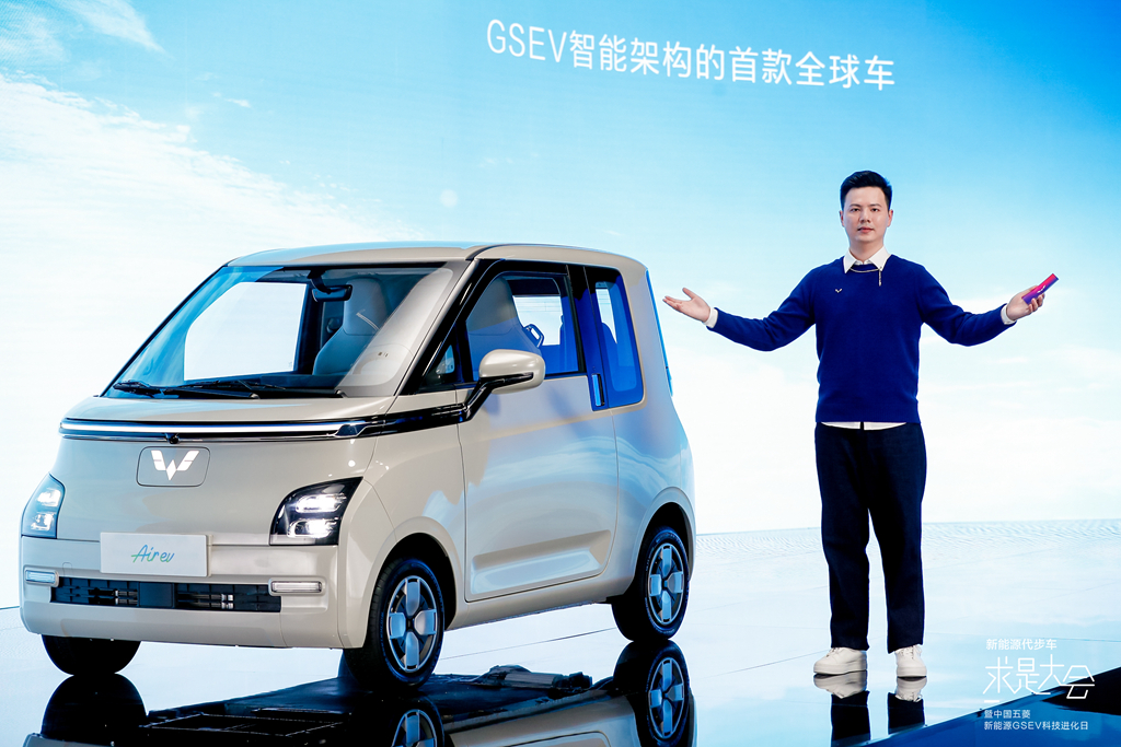 五菱晴空正式首发，胡歌同款微型车，2+2座椅布局，车长不到三米