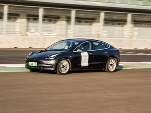 特斯拉国产化之际 上赛道体验Model 3