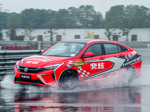 赛道试驾风神奕炫 你离车手就差一台它