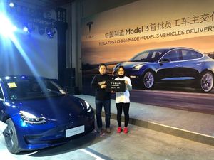 首批国产Model 3在上海超级工厂交付员工