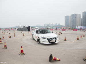 看秀赏车两不误 西玛驾控体验营重庆站