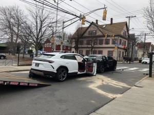 波士顿两辆兰博基尼SUV被盗 逃窜后发生碰撞
