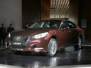 运动年轻态 爱卡拍2018款一汽丰田皇冠