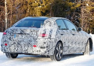 奔驰全新C级谍照曝光 内饰加入更多液晶屏