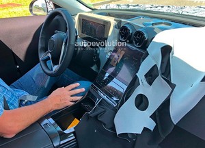 奔驰全新C级谍照曝光 内饰加入更多液晶屏