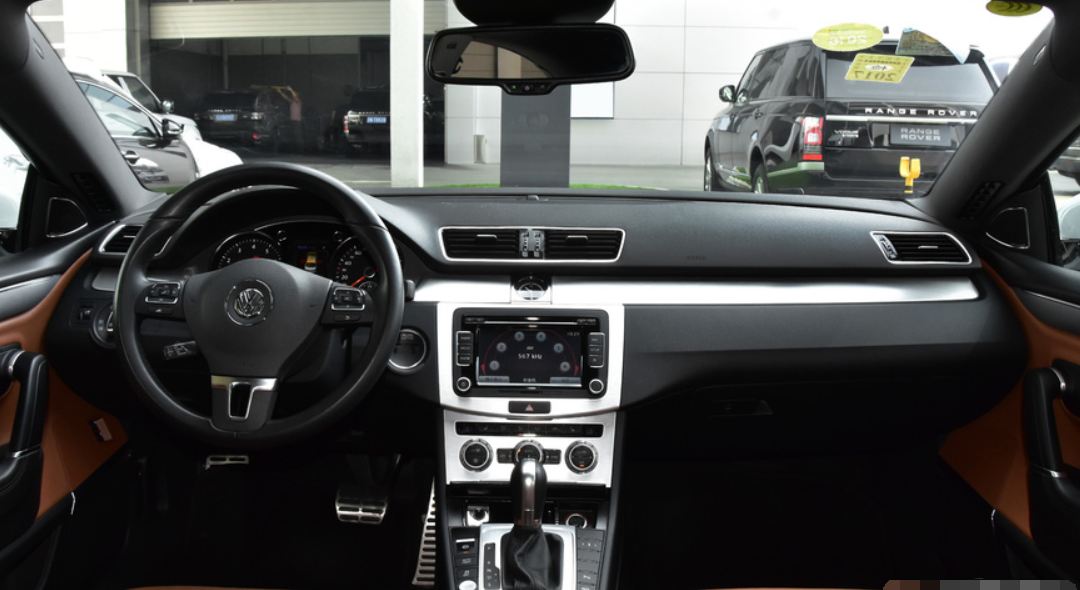 大众cc内饰改装方案包括:首先,方向盘可以由桃木,碳纤维和皮革制成,也