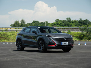 场地试驾长安UNI-T 年轻化更要有操控性