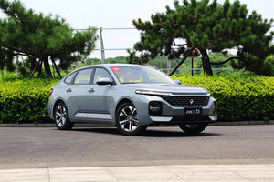 预售6.98万起 新宝骏RC-5/RC-5w今晚上市