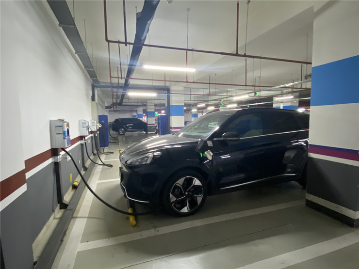 新晋高端化纯电SUV 实测ARCFOX αT续航里程