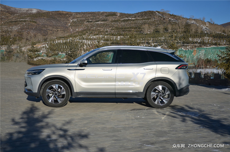 试驾BEIJING-X7 拥有同级最长的轴距和行政轿车的静谧性