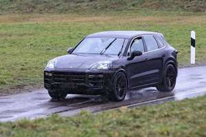 搭载4.0升发动机 外观更运动 新款保时捷Cayenne Turbo路试谍照曝光