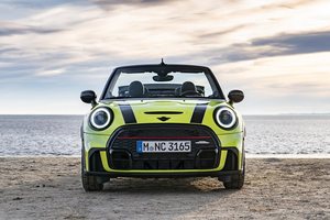 新增青柠绿涂装 新款MINI JCW敞篷版官图发布 将于4月国内上市