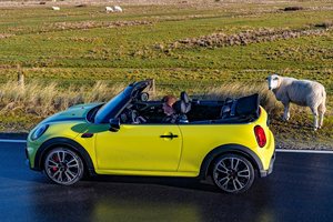 新增青柠绿涂装 新款MINI JCW敞篷版官图发布 将于4月国内上市