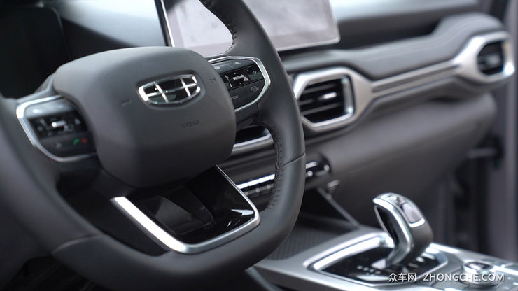 个大便宜配置高 吉利豪越适合家用的中型SUV