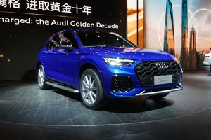 2021上海车展丨 换装“箭形”大灯 造型更精致 新款奥迪Q5L亮相