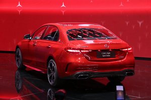 2021上海车展丨轴距加长 大屏更具科技感 北京奔驰C级亮相