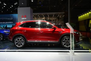 2021上海车展丨配备专属100周年标识 红旗HS5红色力量版亮相