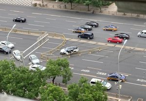 建国门一蔚来ES8冲入隔离带 车头损毁严重 事故原因不明