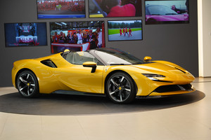 坐拥千匹马力的敞篷混动超跑 实拍法拉利SF90 Spider