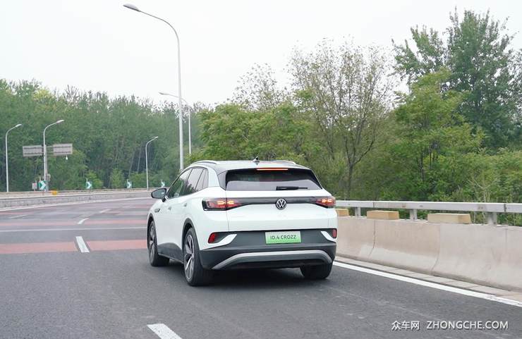20万价格续航550公里 大众ID.4 CROZZ比特斯拉还香！