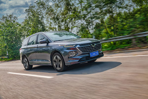 试驾五菱凯捷 前后排都能躺平的MPV 飞机头等舱才敢这么设计