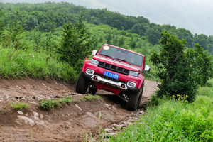 国产敞篷硬派SUV 坦克300很恼火 越野试驾北京BJ40