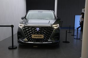 2021成都车展 | 换装大尺寸炫酷轮圈 荣威iMAX8改装车实拍