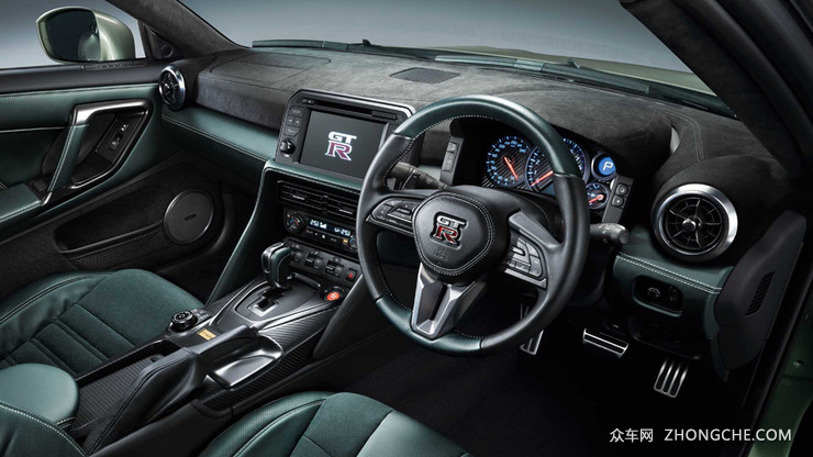 内饰方面,新车在中控台,门板内衬以及座椅等多处采用了专属alcantara