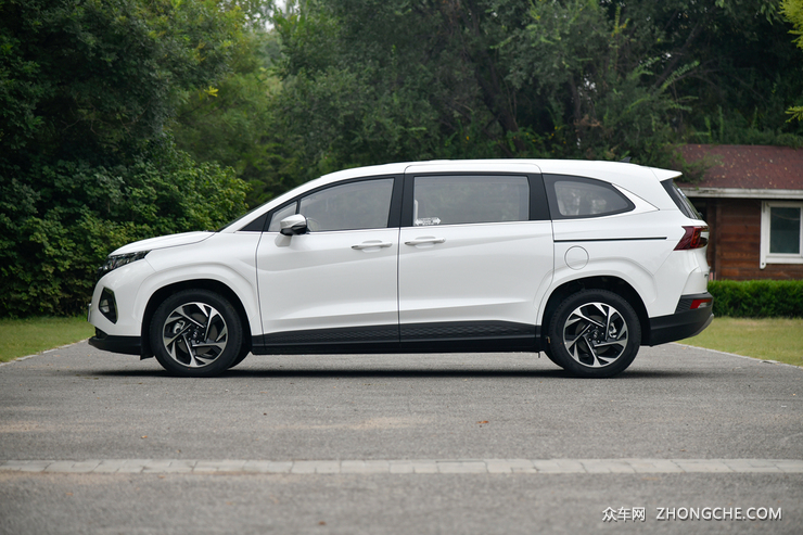 新兵到岗报道 试驾北京现代库斯途