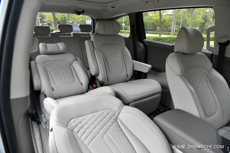 新兵到岗报道 试驾北京现代库斯途