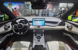 内饰设计独特，续航超500km，比亚迪元PLUS亮相广州车展