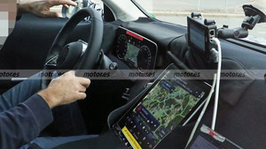 新一代奔驰GLC内饰谍照曝光 换装大尺寸竖置中控屏 2022年亮相