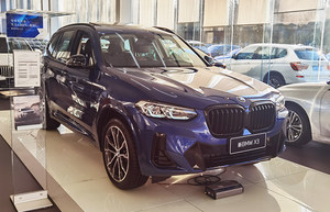 新增曜夜套装，车机系统进一步升级，到店实拍新款宝马X3