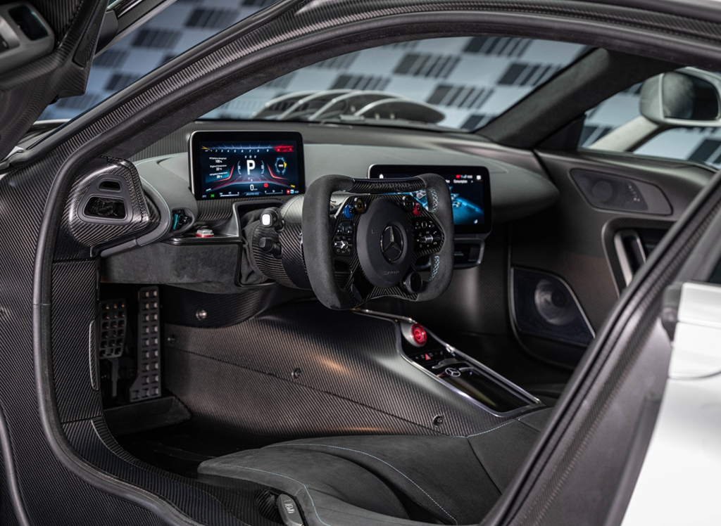 进入座舱,该车与f1赛车一样采用半躺式坐姿,驾驶员被牢牢固定在碳纤维