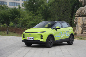 更具年轻调性 道路试驾几何E