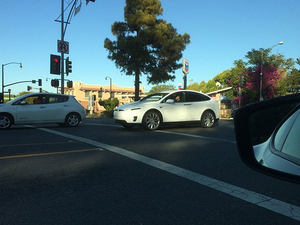 曝特斯拉MODEL X最新谍照 或三季度上市