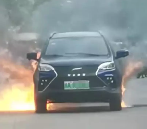 新能源自燃事件频发 一辆云度π3自燃烧毁 