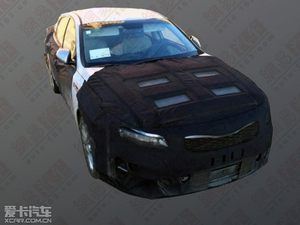 起亚全新K5路试谍照曝光 将于9月上市