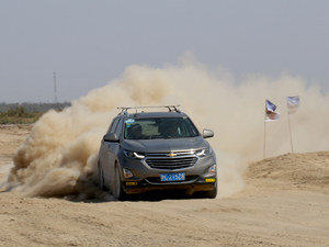 放肆新疆戈壁滩  雪佛兰全系高温试驾