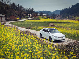 穿过梯田花海 体验荣威360 SDL互联系统