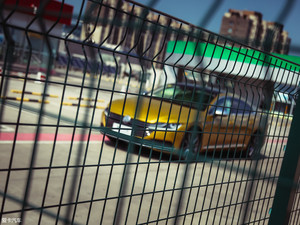 你与整条街最靓的仔 只差一个无框车门