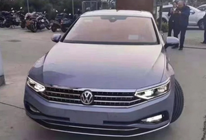 广州车展首发/换装新造型 一汽-大众新款迈腾实车亮相街头