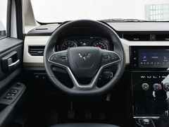 2019款 五菱宏光PLUS 1.5T 手动豪华型 7座