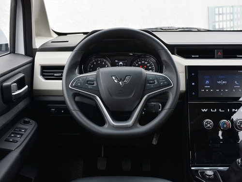 2019款 五菱宏光PLUS 1.5T 手动豪华型 7座