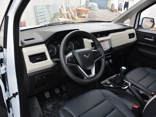 2019款 五菱宏光PLUS 1.5T 手动豪华型 7座