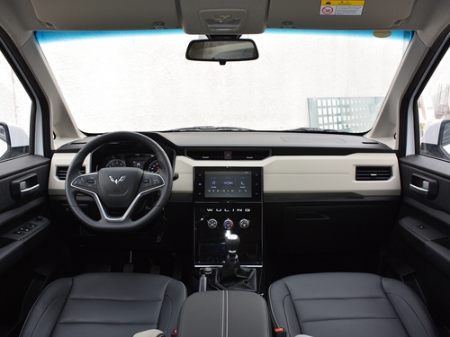 2019款 五菱宏光PLUS 1.5T 手动豪华型 7座