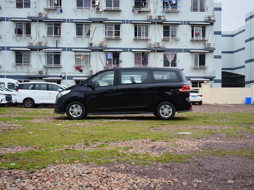 2021款 上汽大通G10 2.0T 自动精英版 柴油 7座